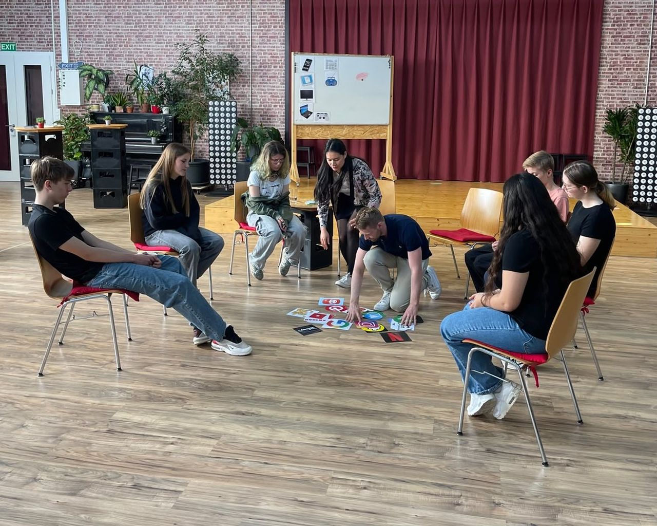 Schülerinnen und Schüler im Stuhlkreis während eines Offline-Helden-Workshops