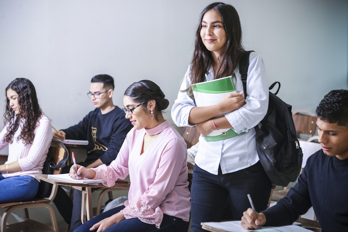 Schülerinnen und Schüler arbeiten im Klassenzimmer